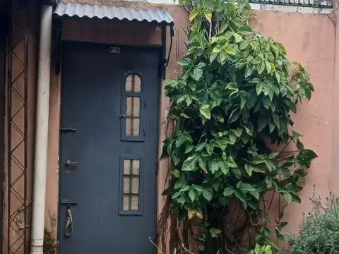 Casa de 3 ambientes con quincho o dpto de 1 amb. fondo libre