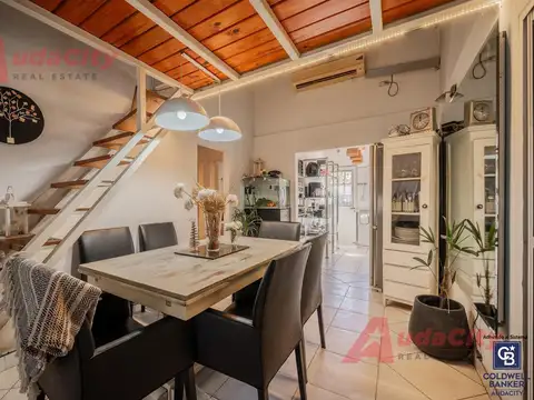 Casa en Venta con 3 cocheras