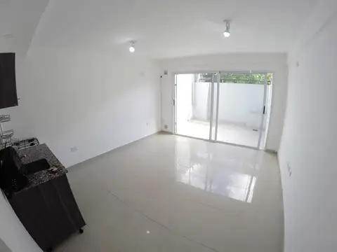 Monoambiente con Patio   Hermosa Ubicación