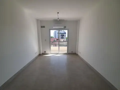 Tres ambientes con balcón y cochera