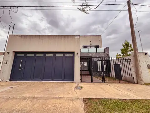 Propiedad funcional y moderna en barrio La Cañada