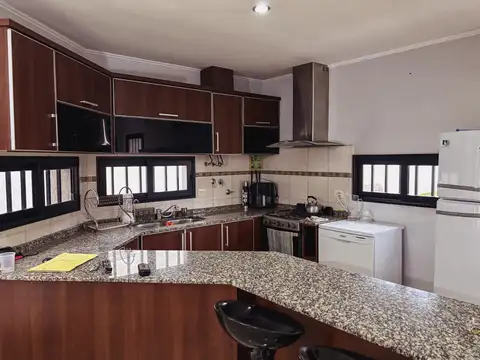 Propiedad funcional y moderna en barrio La Cañada