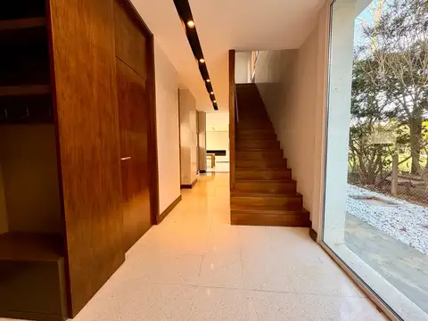 Casa 6 ambientes con 5 baños