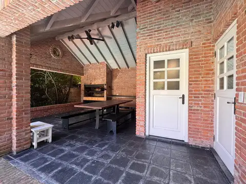 Casa en Venta con 3 cocheras