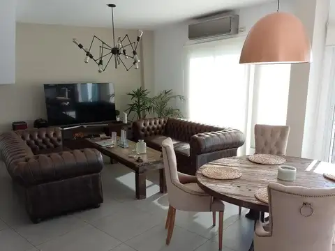 OPORTUNIDAD: Venta de sensacional tríplex en Monte Castro