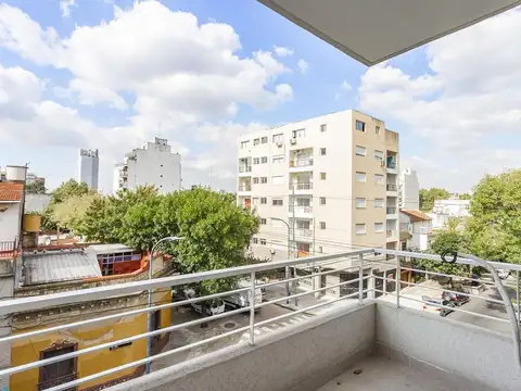 SEMIPISO 2 AMB. 1º PISO CON PATIOA METROS DE RIVADAVIA EXCELENTE ZONA