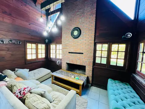 VENDO CASA Bº Privado Los Frutales 3 dormitorios 2 baños, amplio parque, piscina.