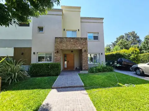 Impecable Casa 5 amb.  Barrio Los Olivares