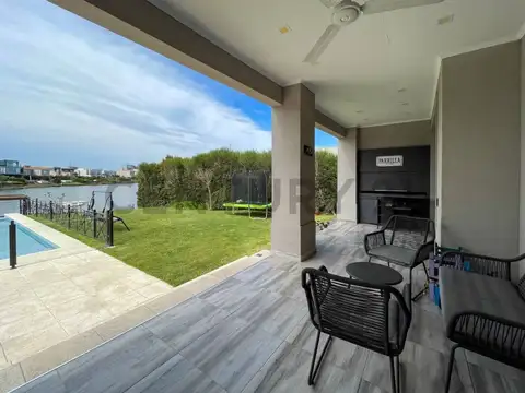 Casa 7 ambientes con 5 baños