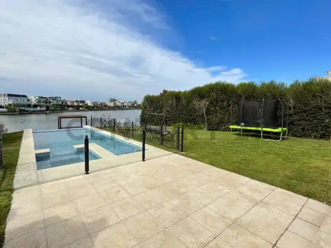 Casa a la laguna en Los Lagos Nordelta