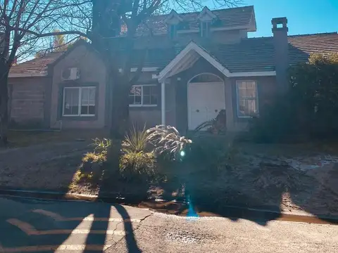 Casa en alquiler en Barrio Cerrado Tres Horquetas, San Fernando. 5 amb con jardin y pileta