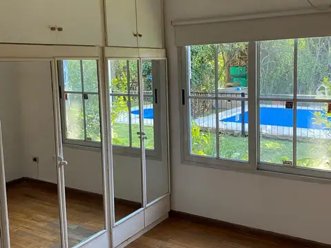 Casa en Alquiler con 2 cocheras