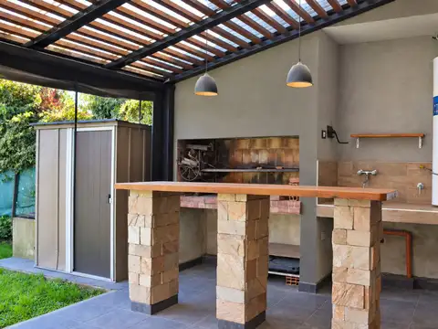 Casa 4 ambientes con 2 baños
