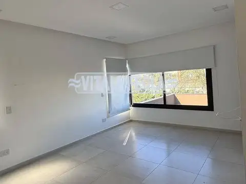 Casa en Alquiler con 4 cocheras