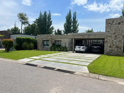 VENTA DE CASAS 5 AMBIENTES, CASCO DE ALVAREZ, MORENO.