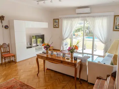 Cálido chalet entre vías y Av Libertador. Dos suites en planta baja. Jardín, pileta y solarium