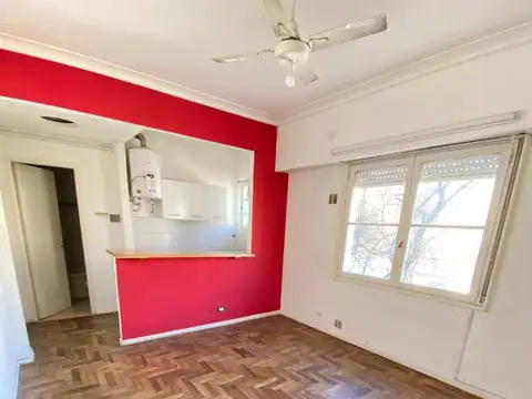 1 AMB,2° X ESCALERA,FRENTE,LUMINOSO,PLACARD,COC. INTEG.C/BARRA,A MTS AV.INDEPENDENCIA