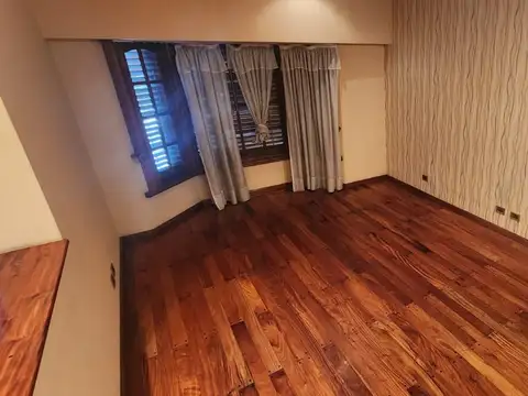 Chalet 5 Amb, c/ 4 cocheras - 350 m² edificados - S.Justo (Ctro)