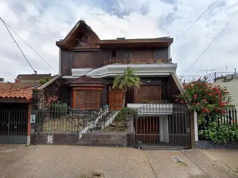 Chalet 5 Amb, c/ 4 cocheras - 350 m² edificados - S.Justo (Ctro)