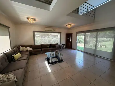 Casa en Alquiler Temporal con 2 cocheras