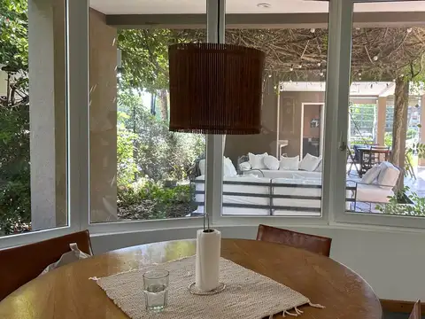 Casa en Alquiler con 4 cocheras