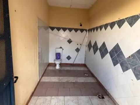 VENTA - Casa dos habitaciones, ingreso vehicular y departamento interno