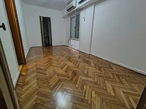 Belgrano R - 2 ambientes amplio - impecable - Recién pintado - 1er piso por escalera