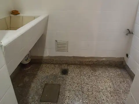 Belgrano R - 2 ambientes amplio - impecable - Recién pintado - 1er piso por escalera