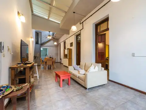 CASA DE PASILLO ÚNICO DE 4 DORMITORIOS EN VENTA EN BARRIO PICHINCHA