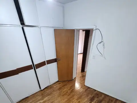 GRAN DEPARTAMENTO 3 AMB. CON DEPENDENCIA - AL FRENTE - BALCON - LAVADERO