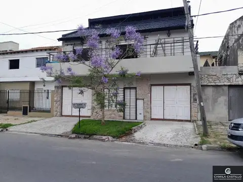 Casa en alquiler c/ cochera en Ramos Mejía