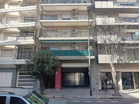 Excelente semipiso de 4 amb. con cochera descubierta