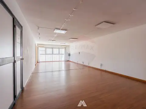 Venta de oficina Ciudad Vieja frente al Puerto