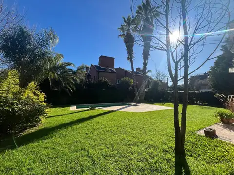 Casa 7 ambientes con 2 baños