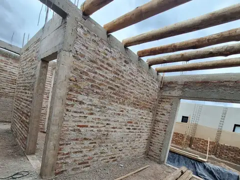 VENTA CASA EN POZO -  BARRIO LOMAS DE RUSSELL