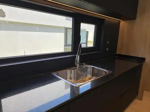Casa en Venta con 4 cocheras