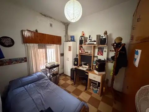 Casa con 2 dormitorios, cochera, jardin, piscina y quincho a la venta