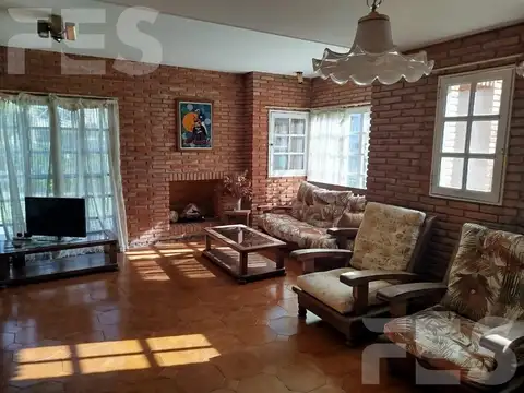 Casa 8 ambientes con 4 baños