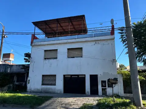 PH al frente en planta baja con patio y doble ingreso – Muy buena ubicación en Temperley