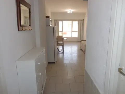 Alquilo luminoso monoambiente sobre avenida 23 entre costanera y calle 14