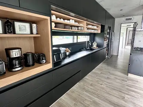 Casa 7 ambientes con 5 baños