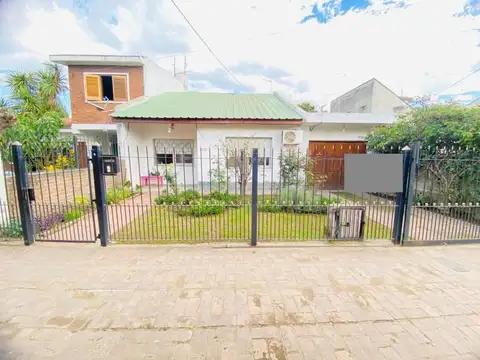 VENDE CASA EN VARELA 4 AMBIENTES