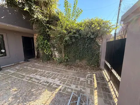 Casa en Alquiler con 2 cocheras