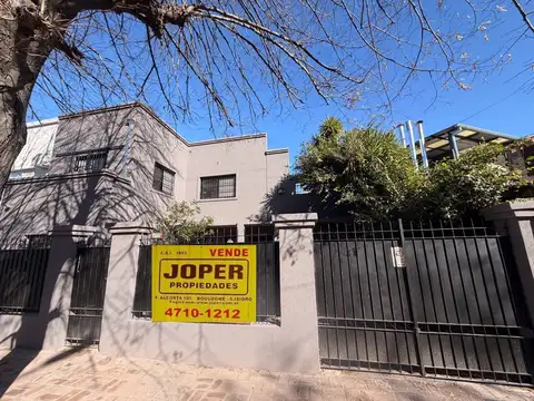 EXCELENTE CASA EN ALQUILER . 4 DORMITORIOS,  COCHERAS Y GRAN PLAYROOM.