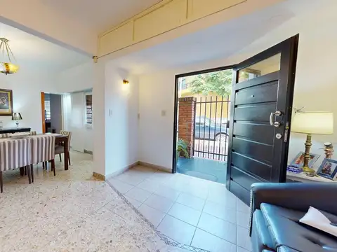 Casa en  Venta 5 Ambientes con 2 cocheras.