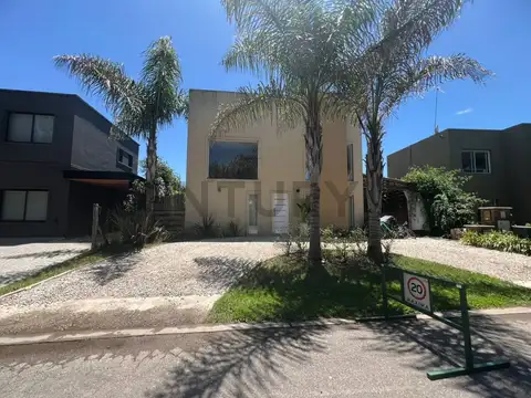 VENTA CASA 4 AMBIENTES  BARRIO CERRADO PILAR