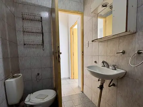 CASA DEPARTAMENTO DE PASILLO UN DOMRITORIO CON PATIO EN ALQUILER