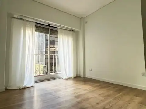 Bajo de precio . Se vende hermoso depto de 2 amb en Barrio Norte con balcón, luminoso. Reciclado a nuevo y apto credito!