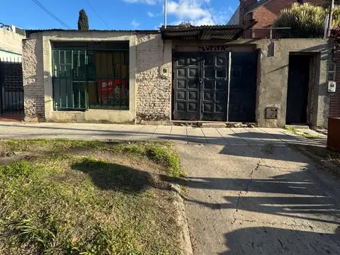 Tres casas, local y garaje sobre lote de 433 m²