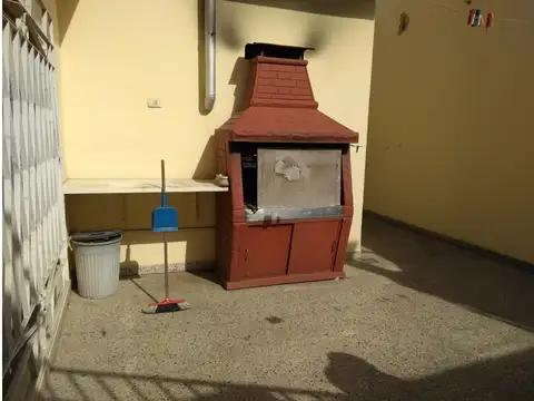 Casa con 3 dormitorios, patio y terraza en Avellaneda.